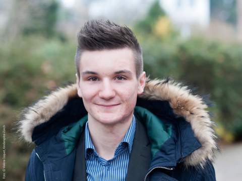 Lukas, ein Junge mit Narben im Gesicht und am Hals