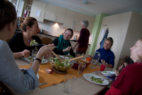 Frauen essen gemeinsam am Tisch