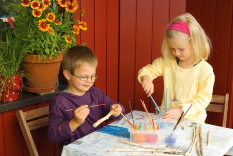 Die Äste mit Acrylfarben bunt bemalen und trocknen lassen.