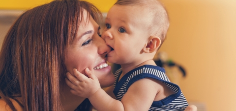 Baby mit Mutter