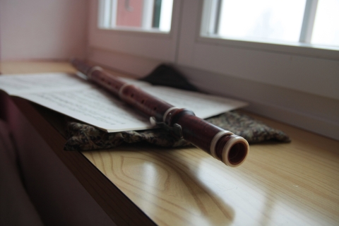 Holzflöte auf einer Fensterbank
