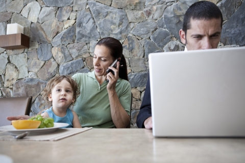 Familie mit Kind und Computer