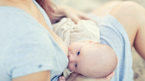 Mutter stillt Baby