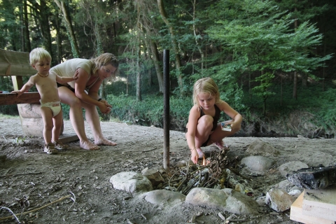 Kinder beobachten ein Feuer