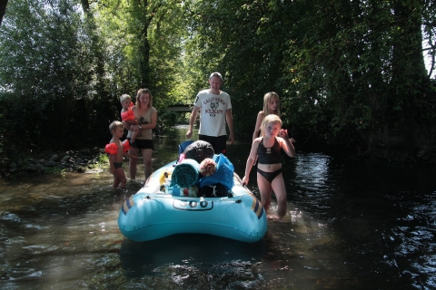 Kinder und Eltern mit dem Schlauchboot