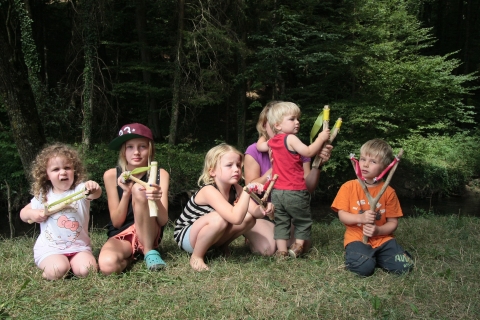 Kinder mit gebastelten Steinschläudern