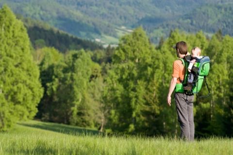 Vater mit Kind im Rucksack