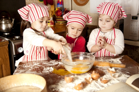 Drei Mädchen beim Kochen