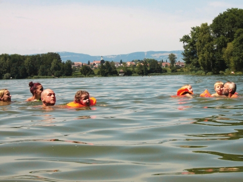 Familie schwimmt im See