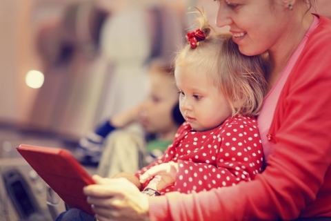 Mutter mit Tochter im Flugzeug