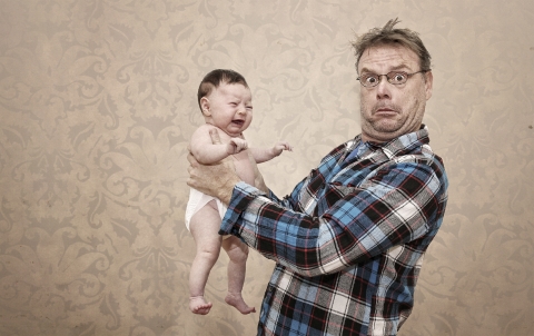 Baby weint, Vater ist verdutzt