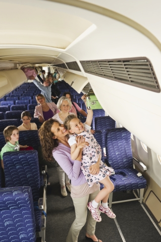 Mutter mit Tochter im Flugzeug