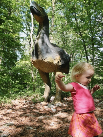 Mädchen rennt im Préhisto-Parc in Réclère (JU)