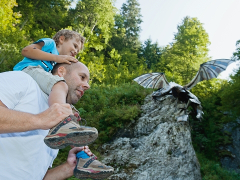 Kind auf Papas Schultern im Häxewääg Schwarzsee, Schwarzsee (FR)