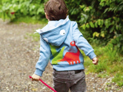 Junge mit selbstgemachter Dino-Jacke