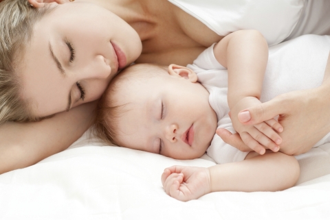 Mutter und Baby schlafen