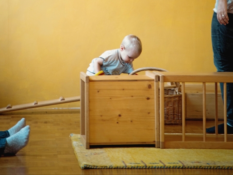 Ein Kind spielt mit Holz