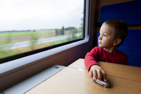 Kind im Zug 