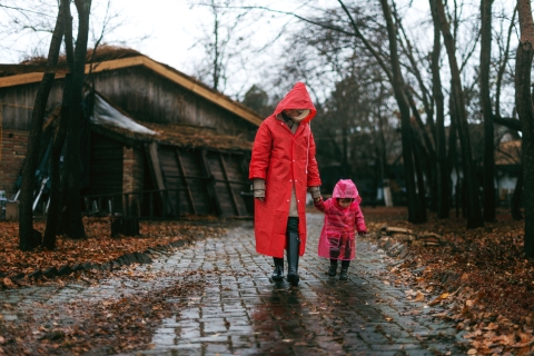 Mutter mit Kind im Regen