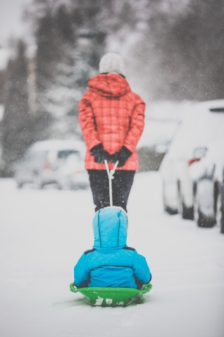Mutter Kind Schneefall 