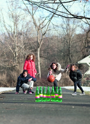 Kinder spielen Bowling