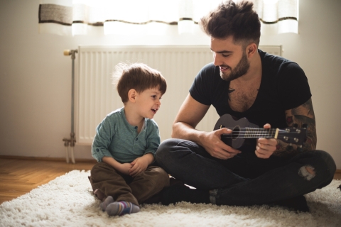 Vater singt mit Kind