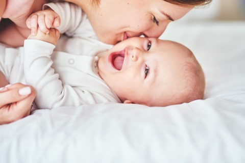 Baby lächelt
