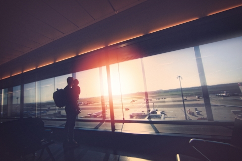 Vater mit Kind am Flughafen