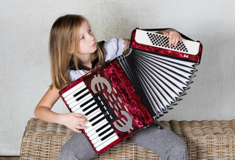 Mädchen mit Handorgel