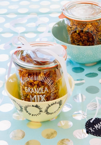 Granola im Glas und Schale