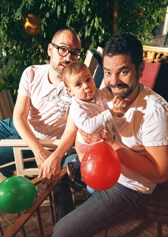 Raphael (37) und Ciccio (38) D. mit ihrer Tochter Gaia (1)