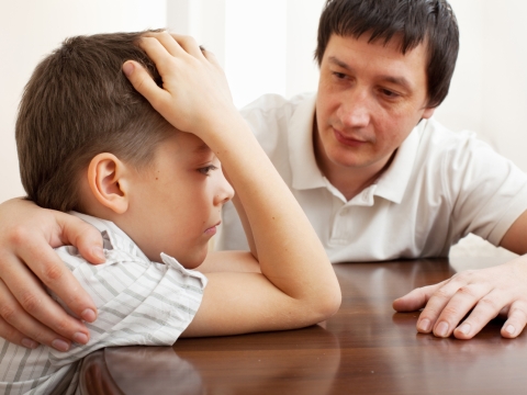 Kind traurig redet mit Vater