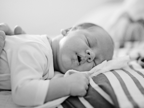 Ein Baby schläft zufrieden