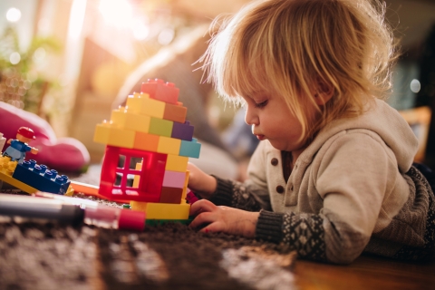 Ein Kind spielt mit Duplo
