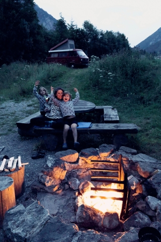 vanlife-ferien-mit-kindern-bus-campingfeuer