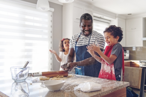 Vater und Kinder backen gemeinsam 